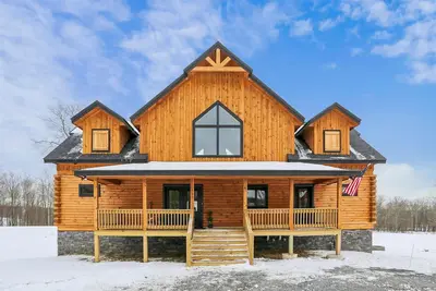 Image de Discover Grateful Greens in McHenry: a golfer's paradise with hot tub, sauna, and room for 16!