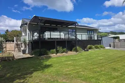 Image de Waterside Retreat, a perfect family escape, right on the water's edge.