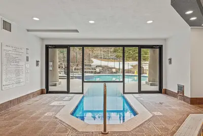 Image de Tranquil Condo In The Trees | Spacious 2Bd Hot Tub & Pool