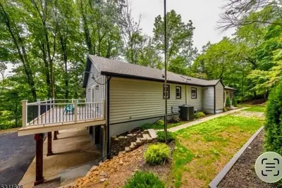 Image de Spacious home in private secluded full-acre woods