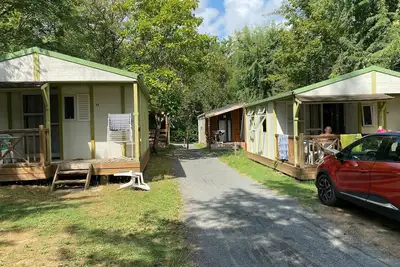 Image de Chalet « Camping Les Pialades - Club 5 » avec piscine partagée, terrasse et jardin privés
