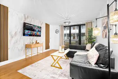 Image de \t Stylish Chinatown Two Bedrooms Apartment - Secure Parking - Balcony