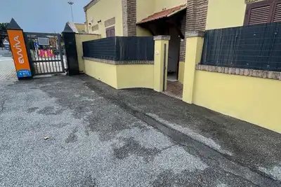 Image de Cozy apartment with kitchen and free Wi-Fi 12 minutes from downtown.