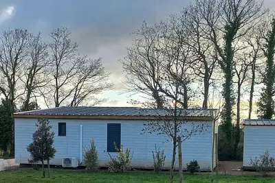 Image de Chalet Confortable avec Clim et Parc / 2 Chambres