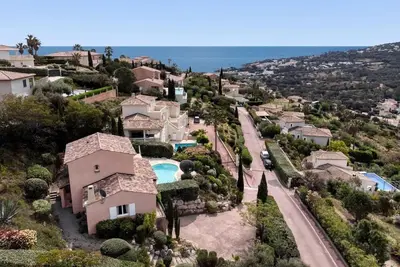 Image de Villa Thymfalaise - Vue sur la mer, calme, tranquille, tennis, piscine privée