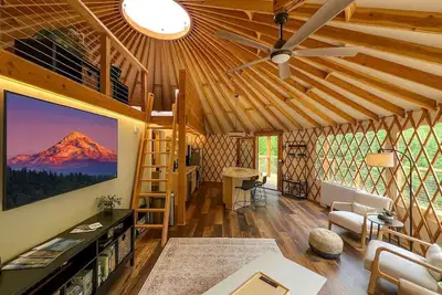 Image de Modern Forest Yurt with Firepit & Skylit Dome near Carson, Washington