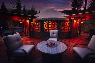 Image de Luxurious Creekside Yurt with Stargazing Dome & Firepit near Carson, Washington