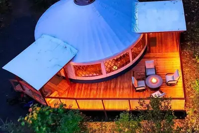 Image de Modern Luxury Yurt with Firepit Table & Skylit Dome near Carson, Washington