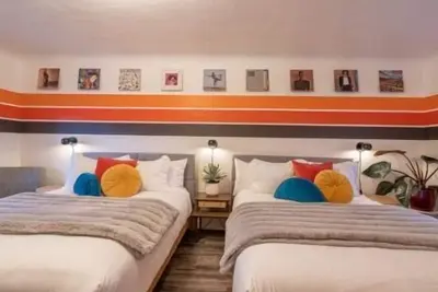 Image de b. retro #3- Two queen sized beds