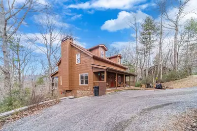 Image de A Bear Hug - 3 Br 3. 5 Ba Luxury Cabin w/ Game Room | Hot Tub | Kids Zone