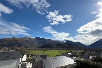 Image de Villa avec piscine face aux montagnes.