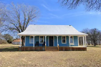 Image de 3-bedroom farmhouse on 2 acres.