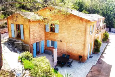 Image de Appartement dans maison provençale.
