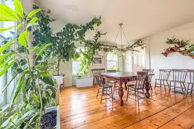 Image de Spacious 6-Bedroom Farmhouse with Stunning Mountain Views