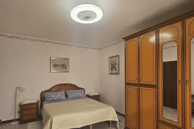 Image de Cozy and away from traffic just 3 minutes from the transportation stop.