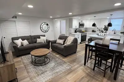Image de Beautiful remodeled 3 bedroom home - Basement