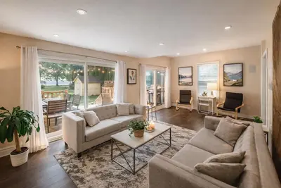 Image de Private Luxury Lakefront Retreat | FirePit, Large Backyard | Stunning Lake Views