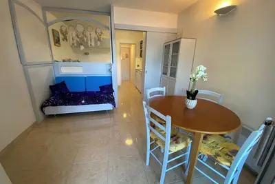 Image de Joli studio climatisé au port de Hyères. Proche plages, restaurants, commerces.