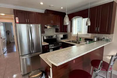 Image de Charming Private Basement Suite - 2 Bdrm/1 Bath in Vibrant Renfrew Heights