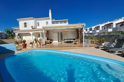 Image de Villa Casanova – 5 chambres, toutes avec salle de bain, piscine privée, à 900 m de la plage