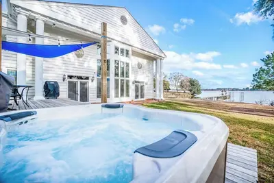 Image de Serene Retreat - Hot Tub, Private Dock & Fire Pit