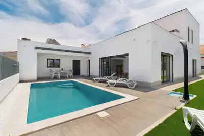 Image de Villa tranquila com piscina privada, perto da Serra da Arrábida e praias