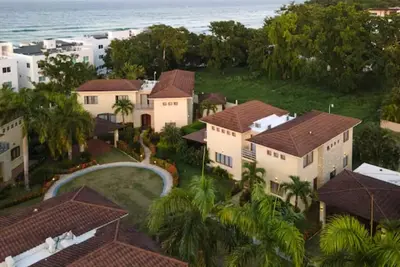 Image de 8 bedroom Villa steps from the beach