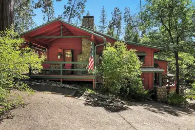 Image de Cozy cabin right at Lewis Creek Trail, near  Yosemite, Bass lake