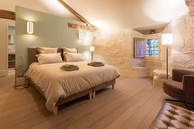 Image de Suite familiale élégante dans le château des Ducs de Mortemart