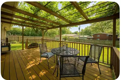 Image de Base yourselves here! 3 bes+2ba w/ great yard, dual monitor workstation!