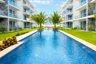 Image de Modern Condo • Balcony + Pool View • Walk to the Beach