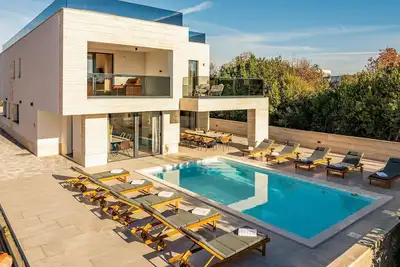 Image de Magnifique maison à Zaton avec piscine privée, utilisable à l'intérieur.