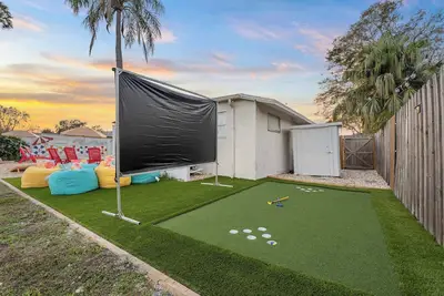 Image de Backyard Oasis - Outdoor Theatre - Pool - Hot Tub