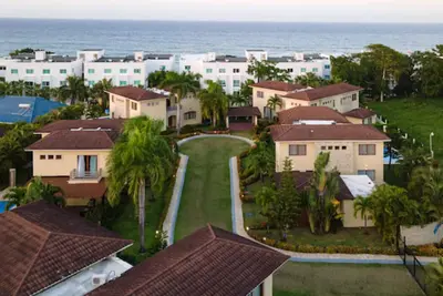 Image de 6 bedroom Villa steps from the beach