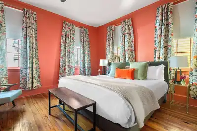 Image de Colorful House w. Outdoor Space + Parking