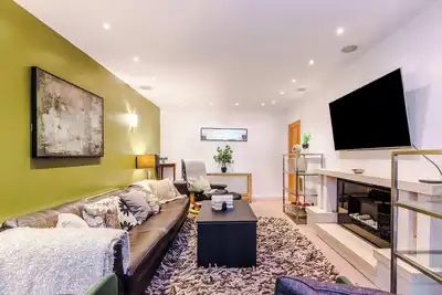 Image de Grand 5br Manchester Home | 5min to Airport | WiFi