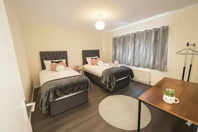 Image de Spacious 4Bed Contractor House Free Parking