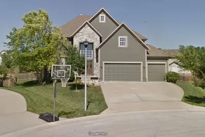 Image de Spacious 5-bedroom house in Olathe. Finished basement and outdoor deck/space.