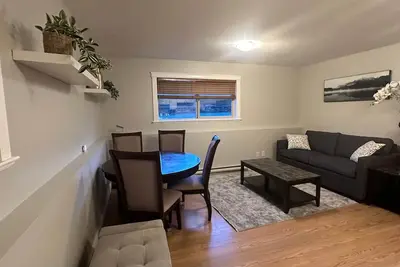 Image de 2-Bedroom Private Suite near Viu