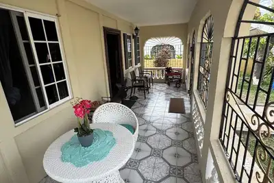 Image de Beautiful 2-bedroom house with Ac in peaceful Savanna la mar