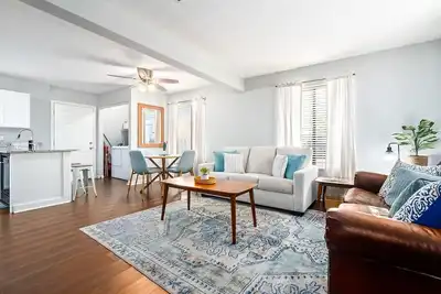 Image de Chic Downtown Auburn Townhome! 2/1. 5