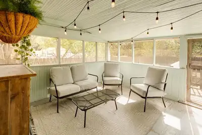 Image de Downtown Digs - Walk to Downtown\n1920's Charm & Screened in Porch