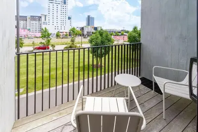 Image de 2-Bedroom w/ Carpark. Overlooks Central East Frame