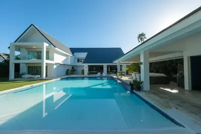 Modern villa close to private beaches and golf