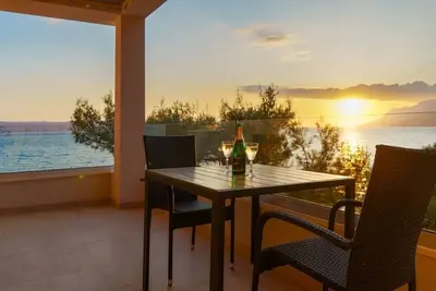 Image de Appartement d'une chambre avec la terrasse et la vue sur le mer Brela, Makarska (A-25110-c)