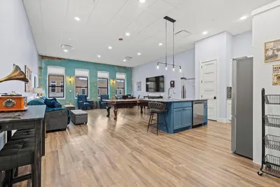 Image de Speakeasy w/Main St. View•Pool & Poker Table