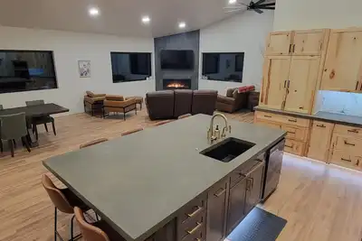 Image de Pine & Peak Lodge in Centennial, Wy\nIndoor Pickleball Ready! \n-No cleaning fee-