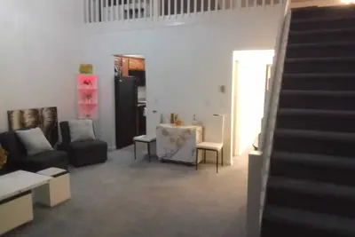 Image de Celebrate your vacation or business eve relaxation in elite Albany-center house