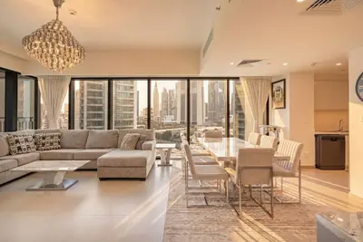 Spacious Central Downtown Home w/ Burj View