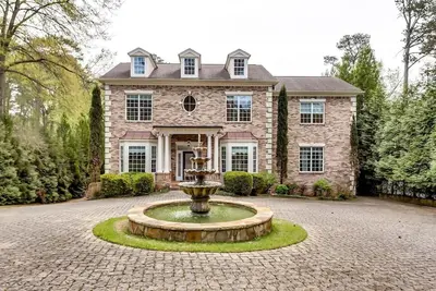 Image de Luxe, Gated & Fenced Buckhead. 6bd/8. 5Bth, Sleeps 12